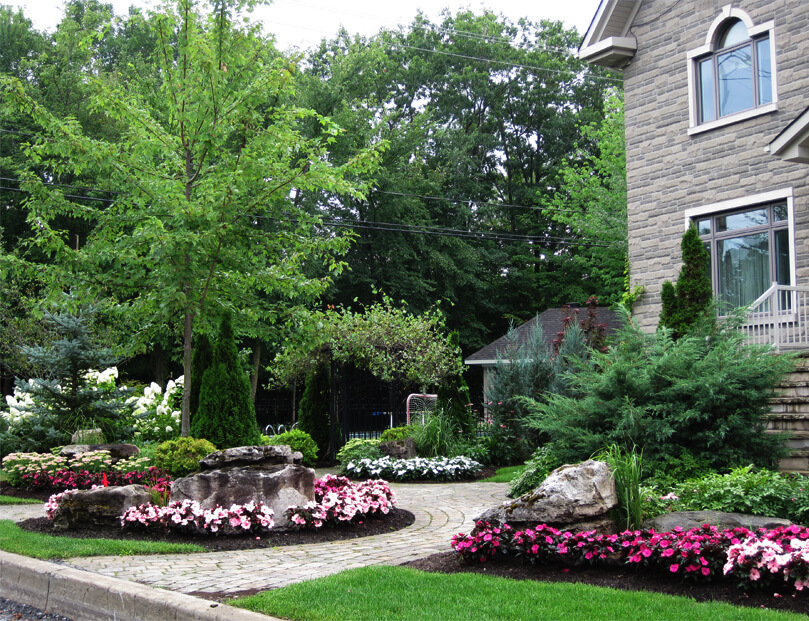 Jardin aménagé avec pierres décoratives au rez-de-chaussé